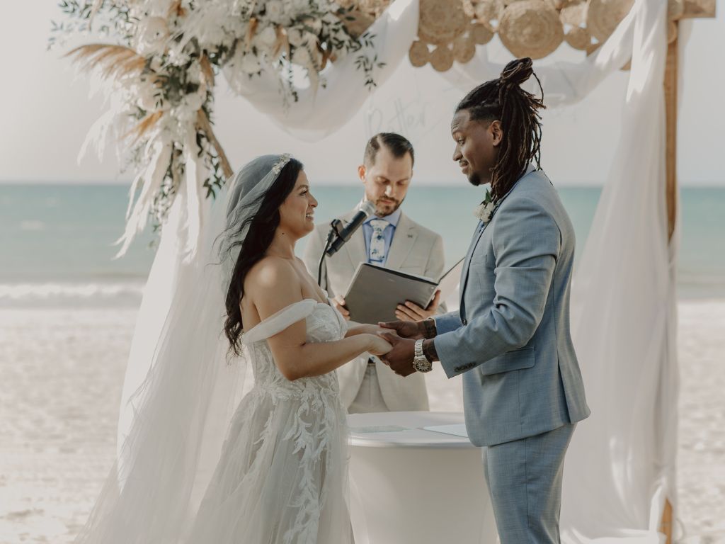 casal casando na praia