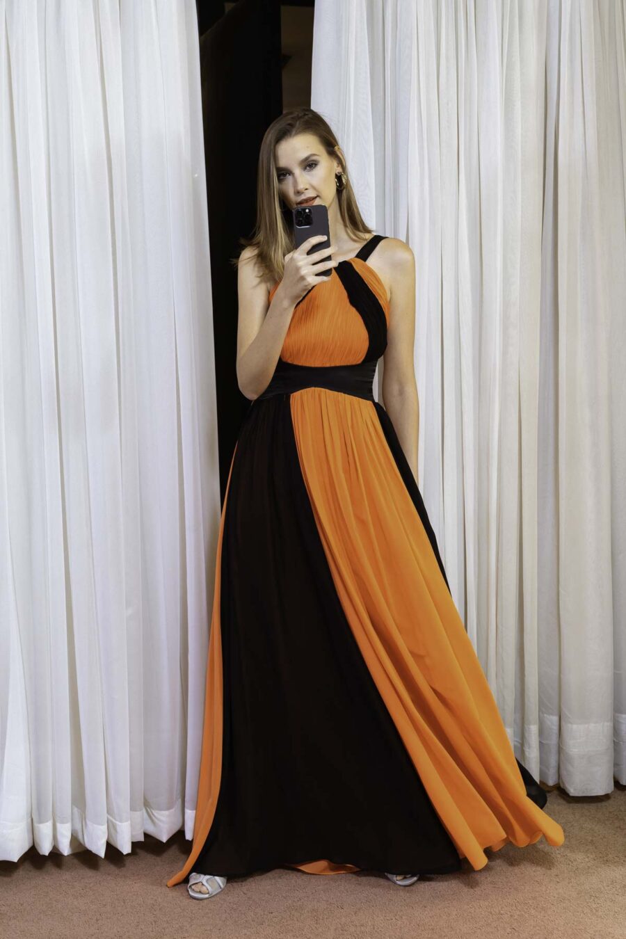 Vestido de festa longo, decote frente única, bicolor, nas cores laranja com preto, esse modelo é fluido e elegante, perfeito para arrasar nos melhores bailes e festas