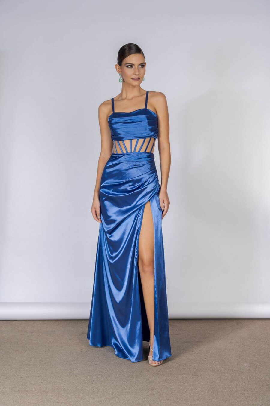 Vestido de festa longo com fenda em cetim na cor azul, perfeito para bailes de formatura e ocasiões especiais a noite.