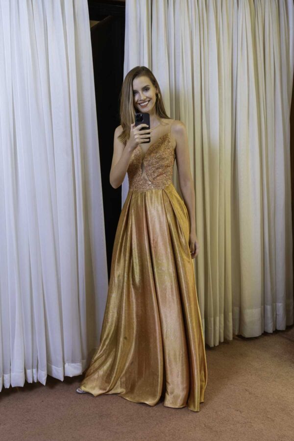 Lindo vestido de festa longo, com busto bordado, na cor dourado, com saia evasê