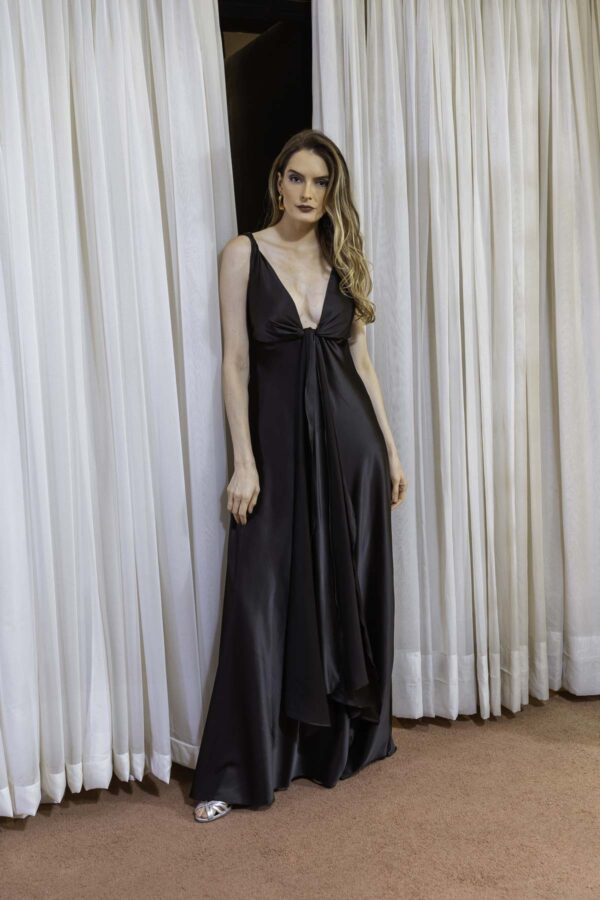 Vestido de festa longo fluido na cor preto em cetim