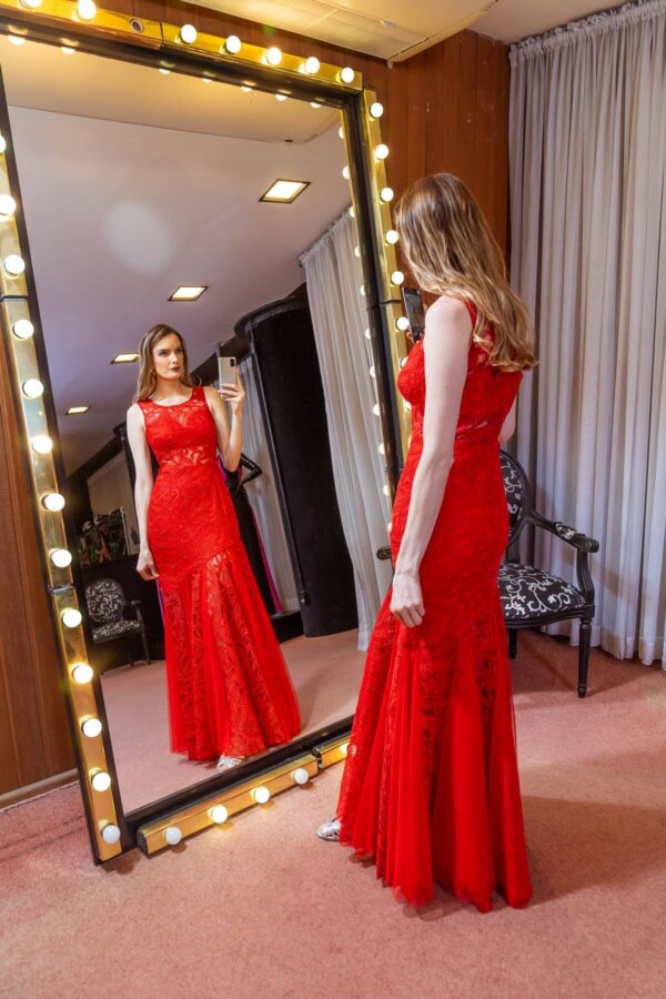 Vestido de festa longo vermelho sereia em renda perfeito para madrinha de casamento e convidadas