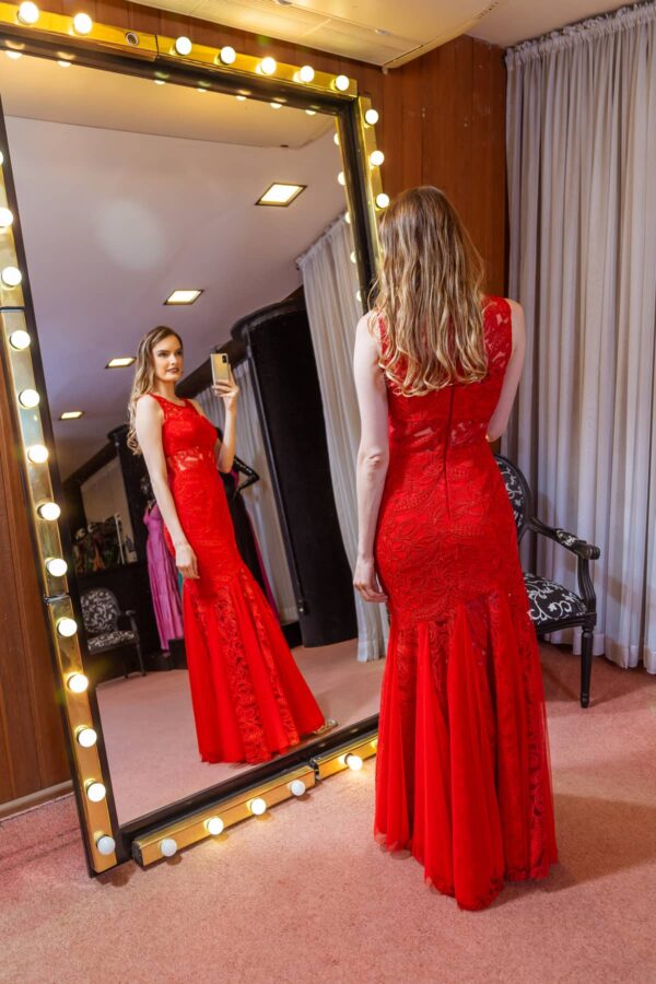 Vestido de festa longo vermelho sereia em renda perfeito para madrinha de casamento e convidadas