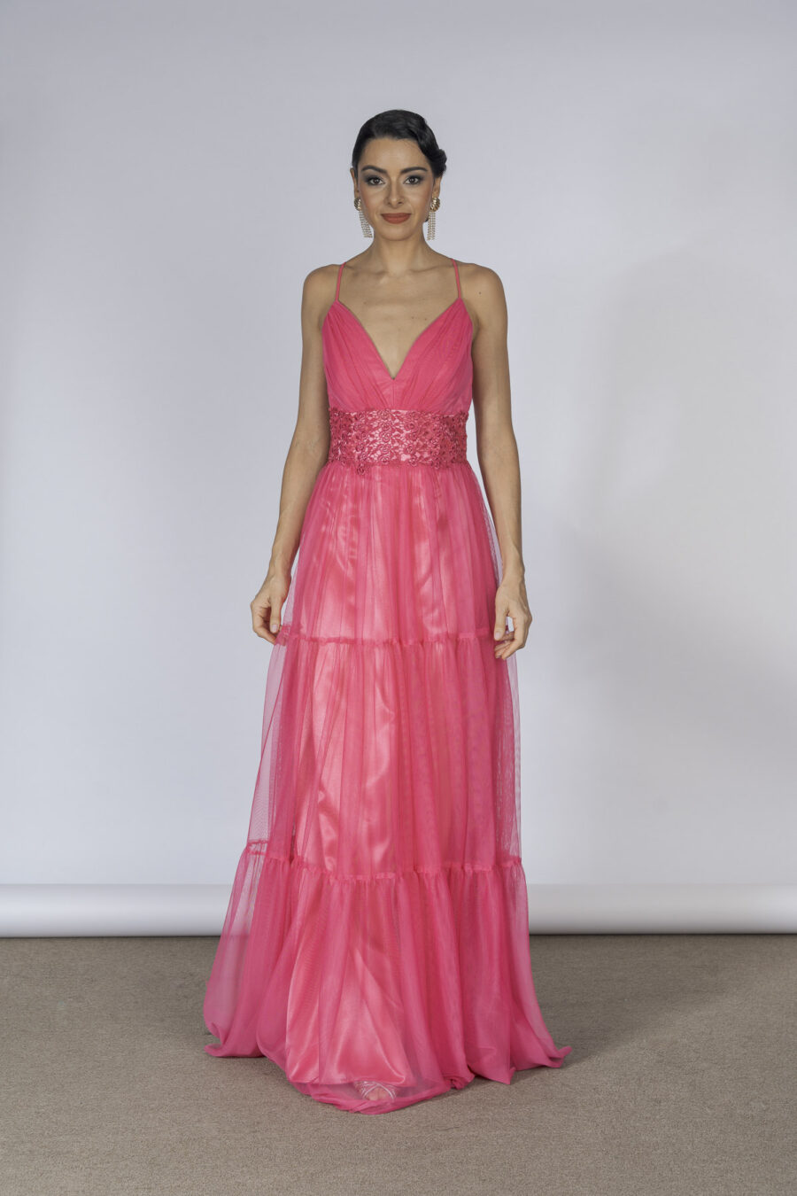 vestido de festa longo em tule na cor rosa com detalhes de renda aplicados a mão.