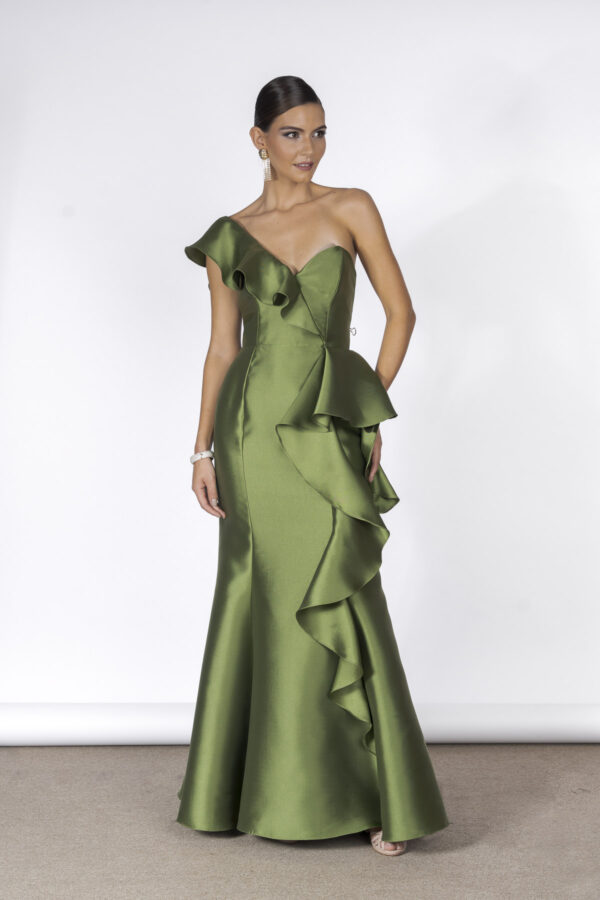 Vestido longo de festa em tecido alfaiataria com detalhes de babados ao longo do cor na cor verde oliva, esse modelo veste madrinhas e convidadas de casamento com muita elegância.