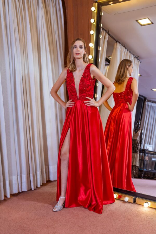 Vestido de festa longo vermelho com fenda e decote em v bordado no busto, modelo Lilly Clarck perfeito para arrasar como convidada de ocasião especial como madrinha ou convidada de casamento.