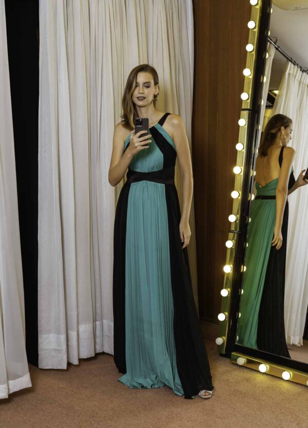 Vestido de festa longo bicolor em crepe na combinação de cores poderosa verde e preto, perfeito para convidada de casamento ou formatura