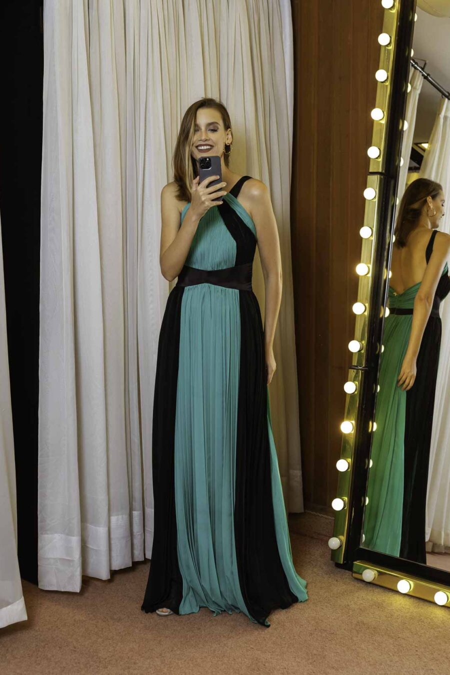 Vestido de festa longo bicolor em crepe na combinação de cores poderosa verde e preto