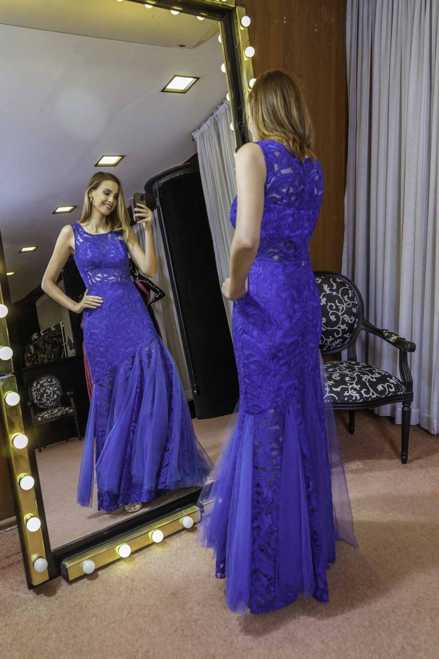 Modelo fazendo pose para foto selfie com seu lindo vestido de festa azul em renda